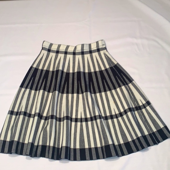Sioni black and white beautiful Skirt - Picture 7 of 7